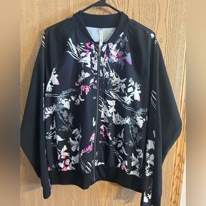 Fabletics zip up jacket in new condition. Very cute!